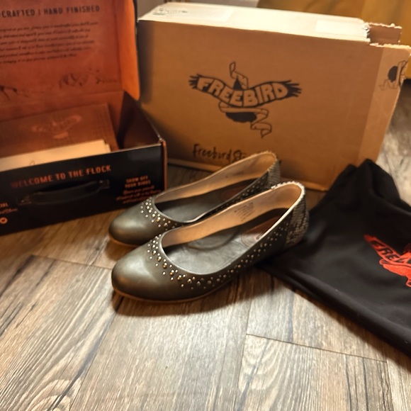 Freebird Flats Size 10 (fits like an 8.5) - Picture 2 of 5
